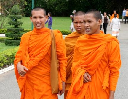 Etiquette course launched for misbehaving Thai monks