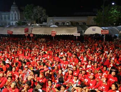 Thai protesters ignore official orders to clear Bangkok's business district