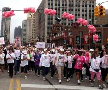 30,000 in Detroit ignore rains to come together against breast cancer