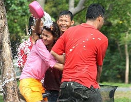 Water fights mark Thai New Year festival in April 