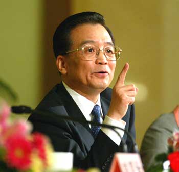 Chinese PM Promises on New Year To Maintain Economic Growth