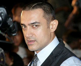 Aamir Khan turns barber