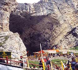 Indian Army cleans 14-km stretch to Amarnath cave