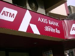 Axis Bank’s net profit rises 25% to Rs 920 crore