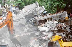 Building collapses in Surat