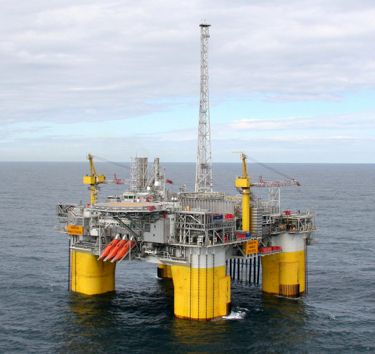 With the fall in dollar crude oil prices stay above $80