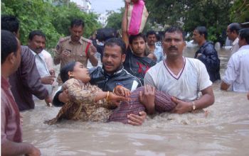 Armed forces rescue hundreds in flood-hit states Armed forces rescue hundreds in flood-hit states
