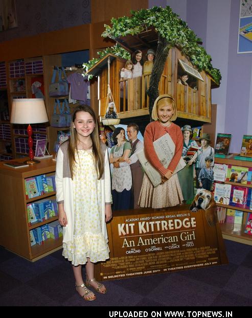 Abigail Breslin Makes Announcement Regrading Her Film "Kit Kittredge" While Meeting Her Fans Abigail Breslin Makes Announcement Regrading Her Film "Kit Kittredge" While Meeting Her Fans