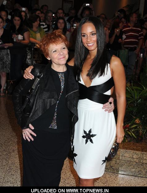 [Image: Alicia-Keys-and%20her-mother.jpg]