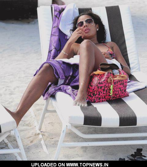 Angela Simmons hanging out on the beach with her friends South Beach
