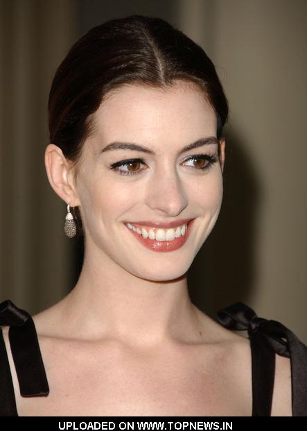 Anne Hathaway Pregnant. Anne Hathaway at LACMA