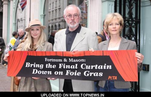 Carley Stenson, Peter Egan and Jenny Seagrove at "Fortnum & Mason: Bring the Final Curtain Down on Foie Gras" Protest Photocall Carley Stenson, Peter Egan and Jenny Seagrove at "Fortnum & Mason: Bring the Final Curtain Down on Foie Gras" Protest Photocall