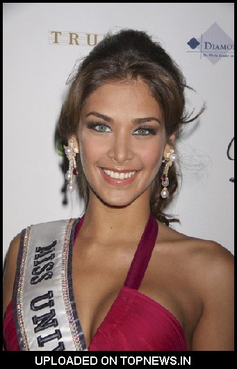 Dayana Mendoza at 2009 Miss USA Pageant Arrivals