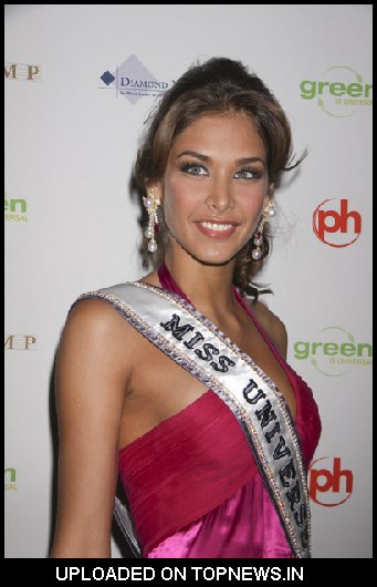 Dayana Mendoza at 2009 Miss USA Pageant Arrivals