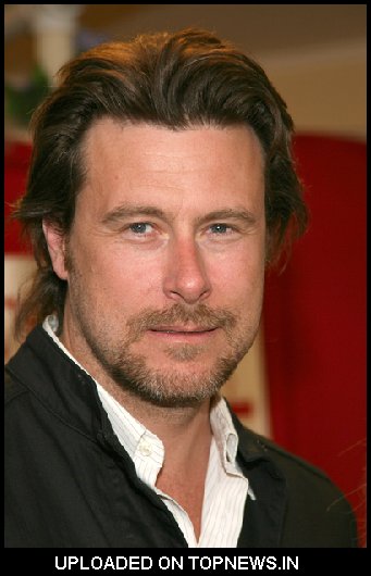 Dean McDermott at Tori Spelling's "Mommywood" Book Signing at Bookends in Ridgewood on April 16, 2009