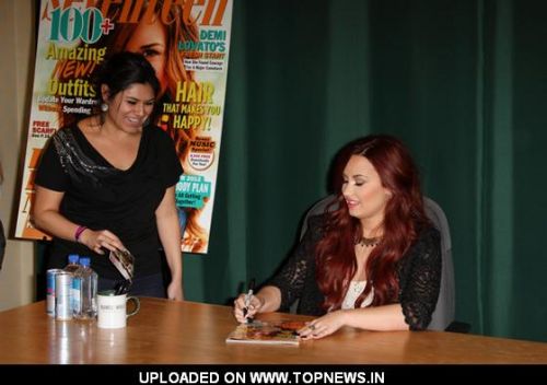 Event : Demi Lovato Signs Copies of Seventeen Magazine Event : Demi Lovato Signs Copies of Seventeen Magazine