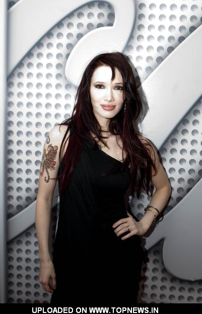Emii Performs at KISS FM 103.5
