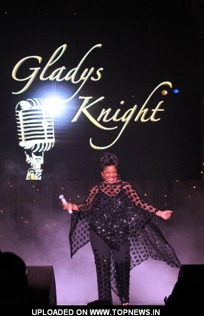 Gladys Knight on Gladys Knight  A Mic And A Light  Concert At The Tropicana In Las
