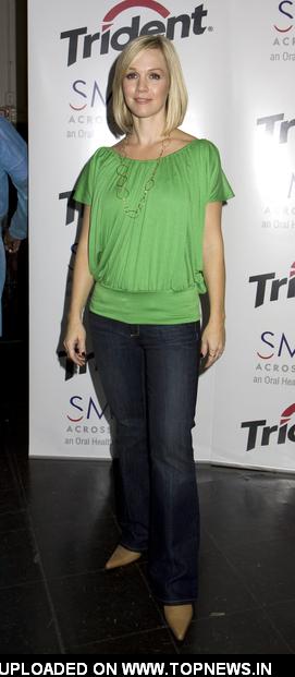 Jennie Garth Teams Up with Trident Sugar-Free Gum and "Smiles Across America" to Teach Kids About Oral Health Care Jennie Garth Teams Up with Trident Sugar-Free Gum and "Smiles Across America" to Teach Kids About Oral Health Care