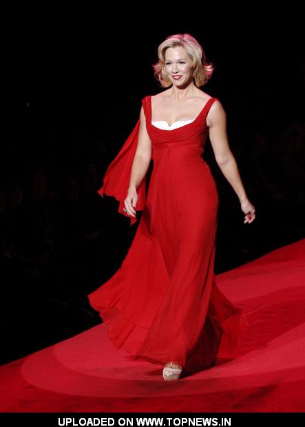 Jennie Garth at Mercedes-Benz Fashion Week Fall 2009 - Heart Truth's Red Dress Collection Fashion Show Jennie Garth at Mercedes-Benz Fashion Week Fall 2009 - Heart Truth's Red Dress Collection Fashion Show