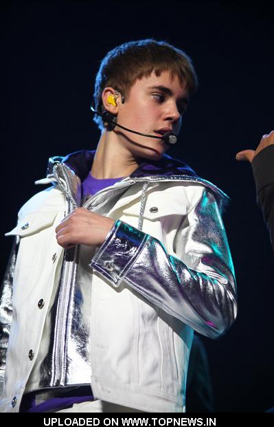 justin bieber 2011 tour pics. justin bieber 2011 tour