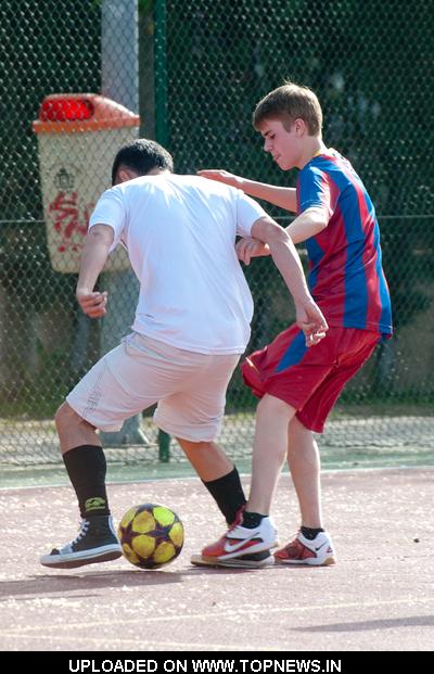 justin bieber soccer madrid. Justin Bieber Playing Soccer