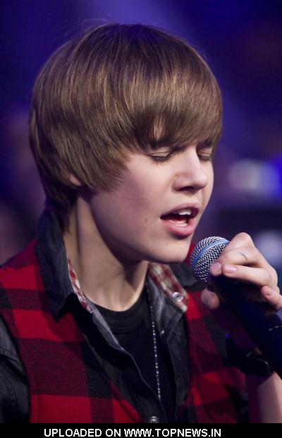 justin bieber 2009 pics. Justin Bieber at Live
