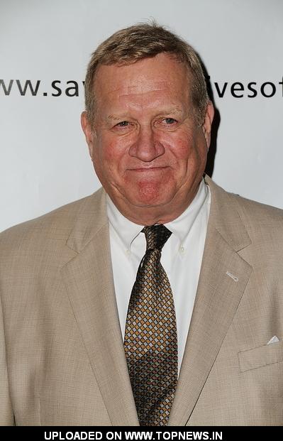 Ken Howard at "1 Voice" A Celebrity Evening of Monologues, Music and Memories - Arrivals