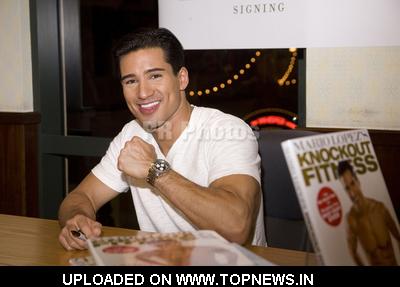 Mario Lopez at Mario Lopez Signs Copies of "Mario Lopez's Knockout Workout" at Barnes & Noble in Los Angeles
