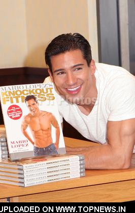 mario Lopez at Mario Lopez Signs Copies of "Mario Lopez's Knockout Workout" at Barnes & Noble in Los Angeles
