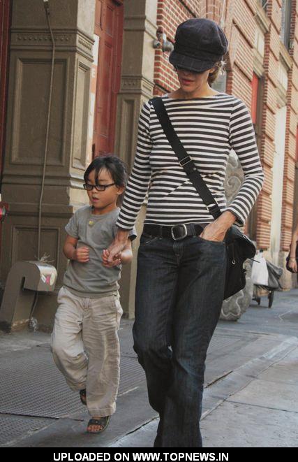 Meg Ryan and her daughter Daisy True shop in SoHo Meg Ryan and her daughter Daisy True shop in SoHo