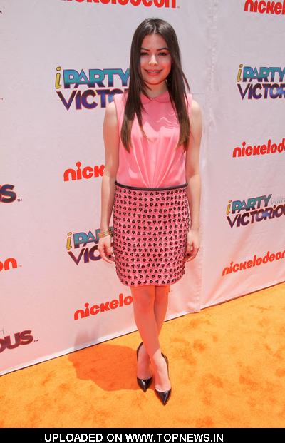 Miranda Cosgrove at Nickelodeon "iParty with Victorious" Premiere - Orange Carpet