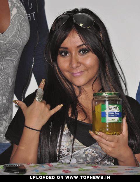 Event Nicole Polizzi aka Snooki attends a charitable signing event in 