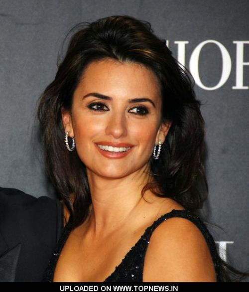 Penelope Cruz at  "Los Abrazos Rotos" ("Broken Hugs") Madrid Premiere - Arrivals