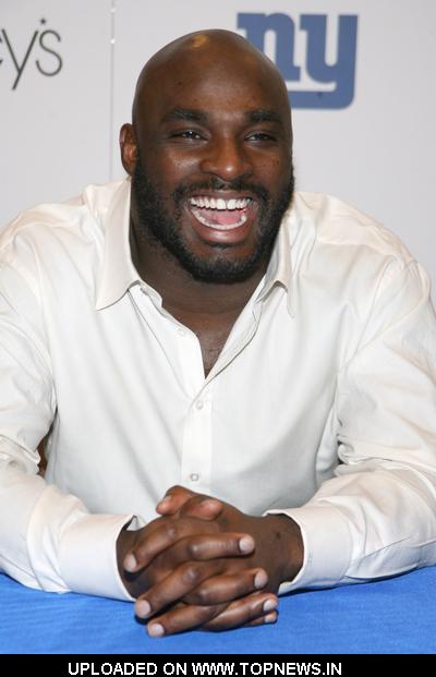 Reuben Drough at NY Giants Reuben Droughns and Osi Umenyiora Sign Autographs for Men's Hugo Boss "Boss Pure" at Macy's in Garden