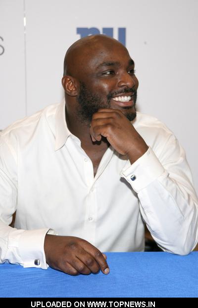 Reuben Drough at NY Giants Reuben Droughns and Osi Umenyiora Sign Autographs for Men's Hugo Boss "Boss Pure" at Macy's in Garden