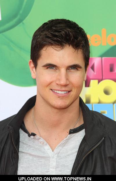 Robbie Amell - Actress Wallpapers
