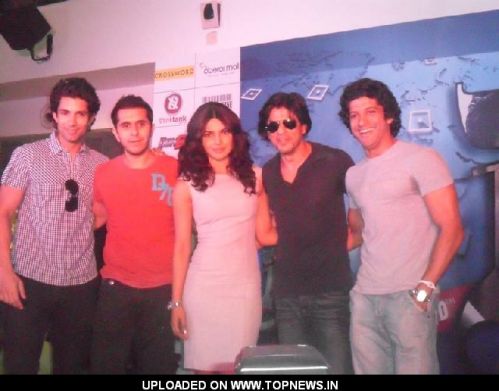 Shahrukh Khan, Priyanka Chopra, director Farhan Akhtar, Ritesh Sidhwani and Sahil Shroff at Oberoi mall for Don 2's game launch
