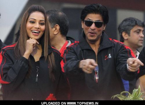 Shahrukh Khan and Bipasha Basu at the Airtel Delhi Half Marathon 2011, in New Delhi on Sunday Shahrukh Khan and Bipasha Basu at the Airtel Delhi Half Marathon 2011, in New Delhi on Sunday