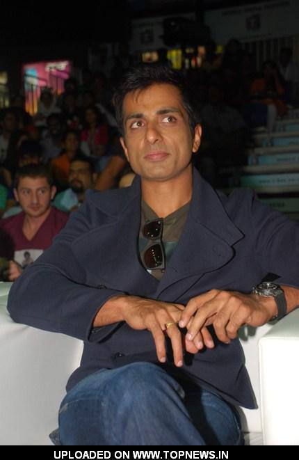 Sonu Sood at Venky's Mumbai Fighters and Bangkok Elephants match held in Inorbit Mall