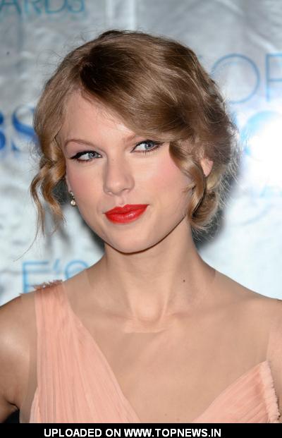 Taylor Swift Ugly Teeth. taylor swift people.