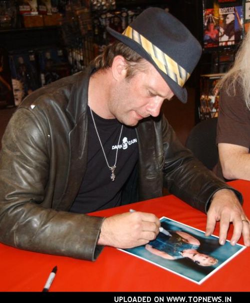 Thomas Jane at DVD Release of "The Mist" Thomas Jane at DVD Release of "The Mist"