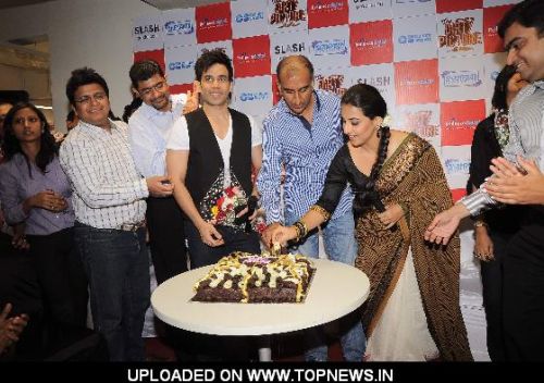 Vidya Balan and Tusshar Kapoor at Dirty picture DVD launch at Reliance Digital