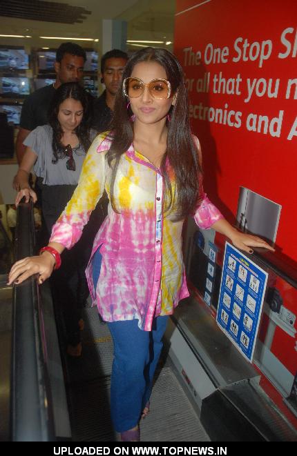 Vidya Balan promotes Dirty Picture at Reliance Digital at Andheri