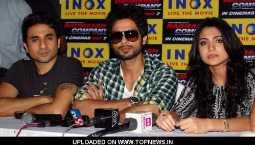 http://www.topnews.in/files/images/Vir%20Das,%20Shahid%20Kapoor%20and%20Anushka%20Sharma.preview.JPG