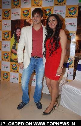 Vivek Oberoi launches Rajnigandha's album at Planet M 