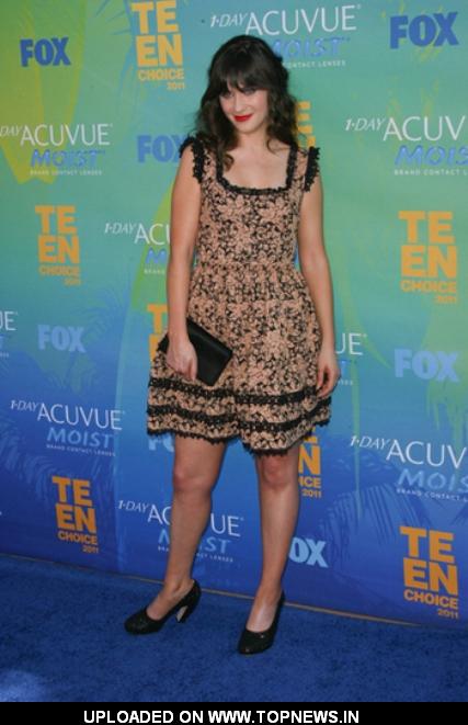 Zooey Deschane at 2011 Teen Choice Awards Red Carpet Fashion