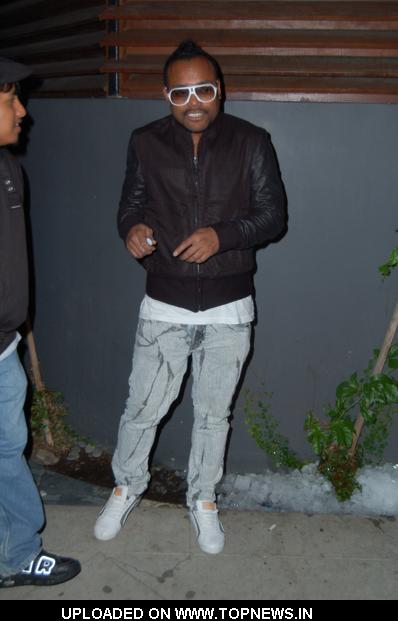 apl.de.apat  Celebrities Departing Guys and Dolls Club in West Hollywood on July 14, 2009
