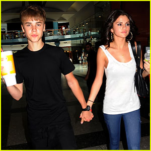 Bieber jokes about his ‘snake’ with girlfriend Selena at MTV Awards