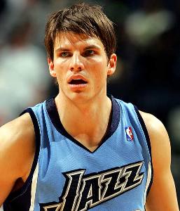Korver stays with Atlanta Hawks